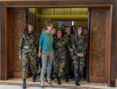 Η Asma Al-Assad μαζί με γυναίκες του συριακού Στρατού
